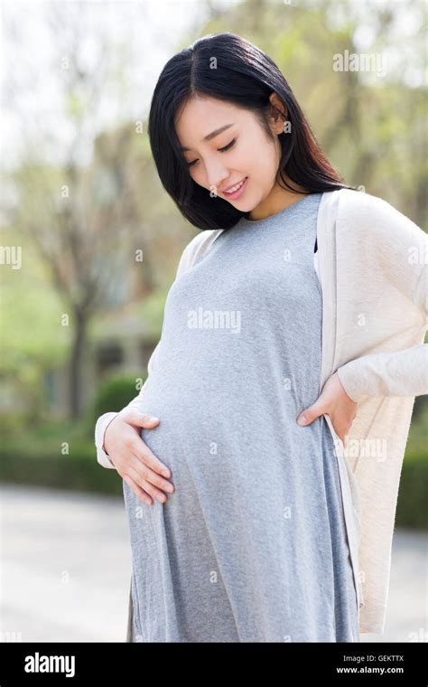 glücklich schwanger chinesin stockfoto bild 112303994 alamy