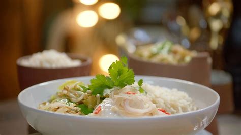 oosters gestoomde schelvis met rijst en groene groenten dagelijkse kost
