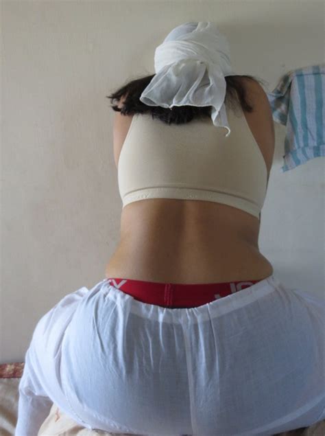 desi housewife aunty saree back hot photo bra blouse remove
