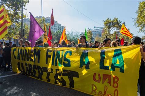 barcelona spanien   oktober  enorme streikstudenten redaktionelles stockfoto bild