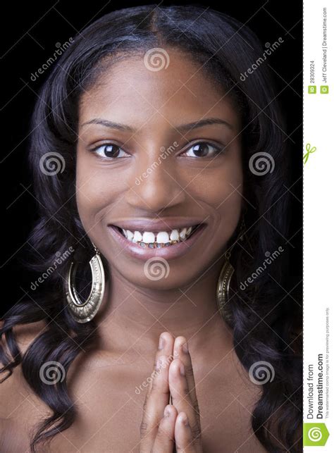 magere glimlachende afrikaanse amerikaanse vrouw met
