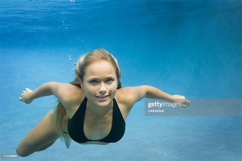 closeup of a teenage girl swimming underwater foto de