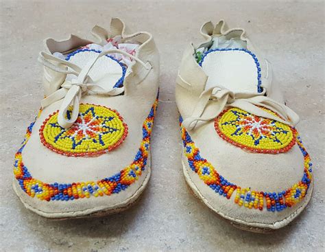 Hand Crafted Womens Size 8 Beaded Buckskin Native American Indian