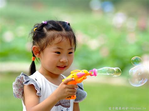 【吹泡泡的小女孩摄影图片】北京圆明园人像摄影 富于想象的驴 太平洋电脑网摄影部落
