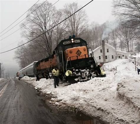 derailed train  snowbank train train pictures railway accidents