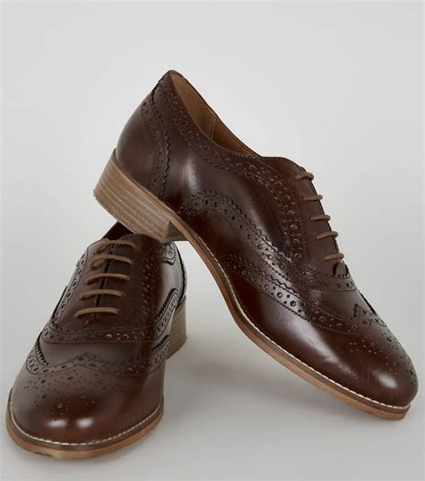 chaussures richelieu marron fonce en cuir  lacets drest