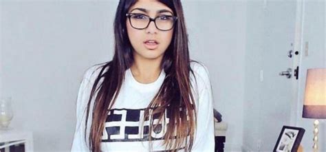 Mia Khalifa Punches A Fan Who Tries To Forcefully Take A