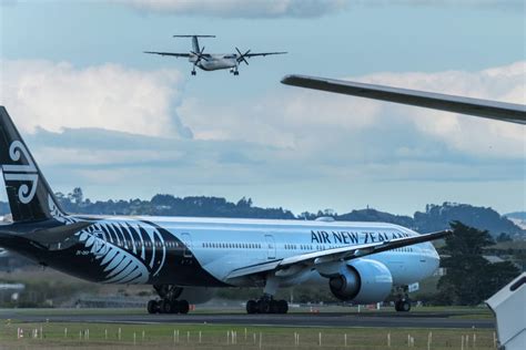 air  zealand turns  years     airline  smooth flight support