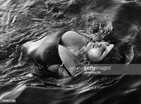 A Female Swimmer In A Swimming Cap Swimms On The Back 1932 News