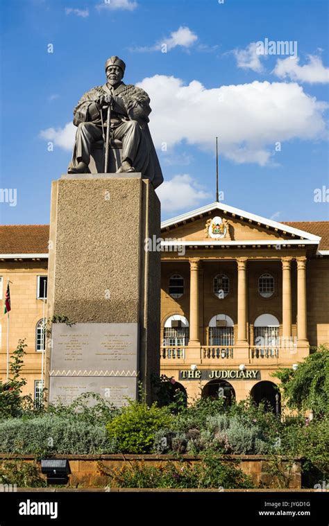 jomo kenyatta statue mit supreme court im hintergrund nairobi kenia stockfotografie alamy