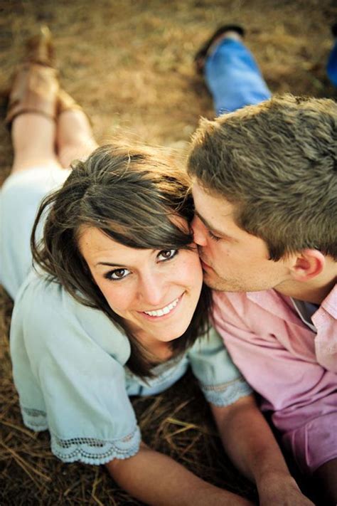 15 Adorable Couple Poses To Inspire Your Engagement Photo