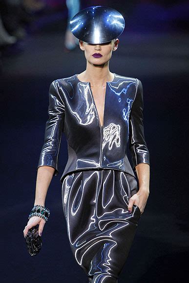 giorgio armani destapa su lado más futurista en los desfiles de alta costura primavera verano 2011