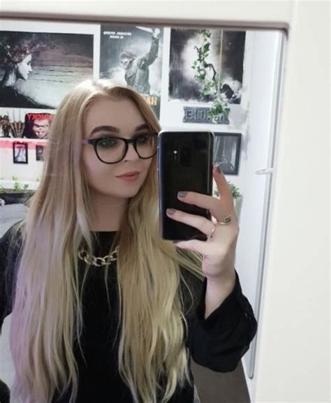 Pin By Chu Grl On Girl Glasses Girls With Glasses Girl Mirror Selfie
