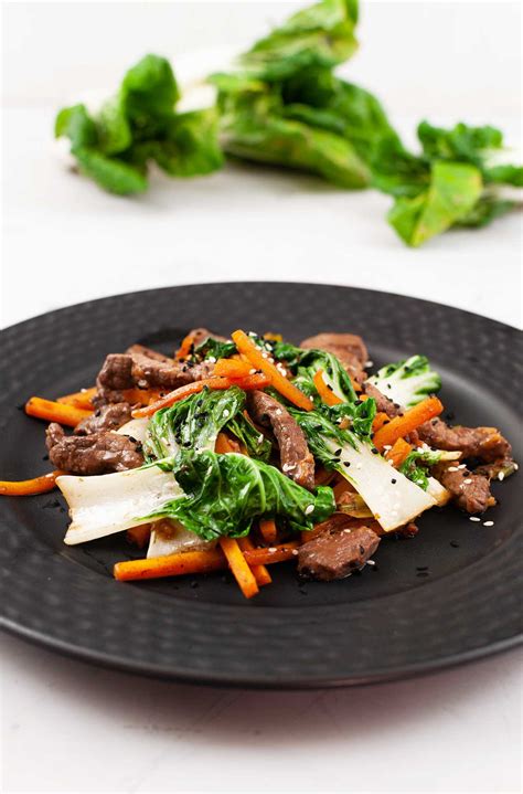 asia pfanne mit pak choi und mariniertem rindfleisch