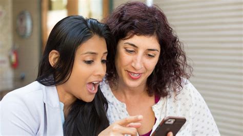 indian women tend to spend more time on their smartphones