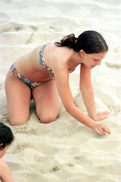 natalie portman showing her body in topless on beach pichunter