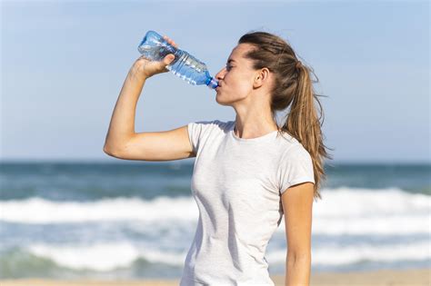 图片素材 妇女 模型 人 女孩 摄影 饮用水 肩 喝 假期 乐趣 冲浪头发 夏季 臂 肌肉 联合 海洋