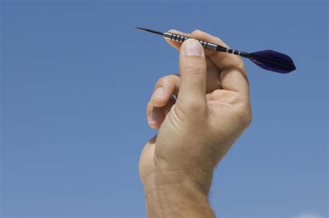 grip   basics  holding darts