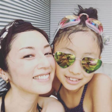 高岡早紀 さんのインスタグラム写真 高岡早紀 Instagram 「やっと夏休みらしくなってきた〜 おウチプール開いてるよっ 楽しいっ
