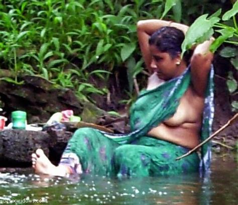 Besharam Indian Women River Side Naked Bathing Fappyz