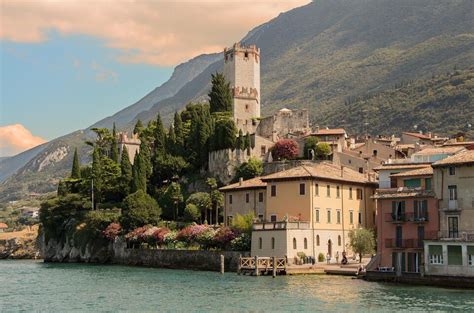 wondering   stay  lake garda  towns hotels tips