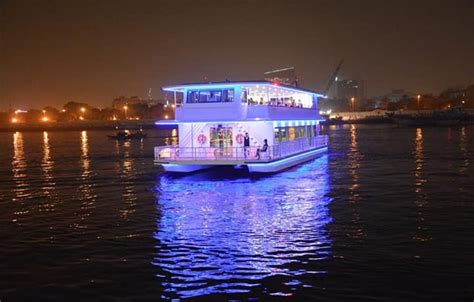hours luxury canal dinner cruise  dubai ganzay