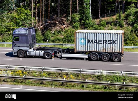 daf xf camion  contenedor maersk de  pies en autopista fotografia