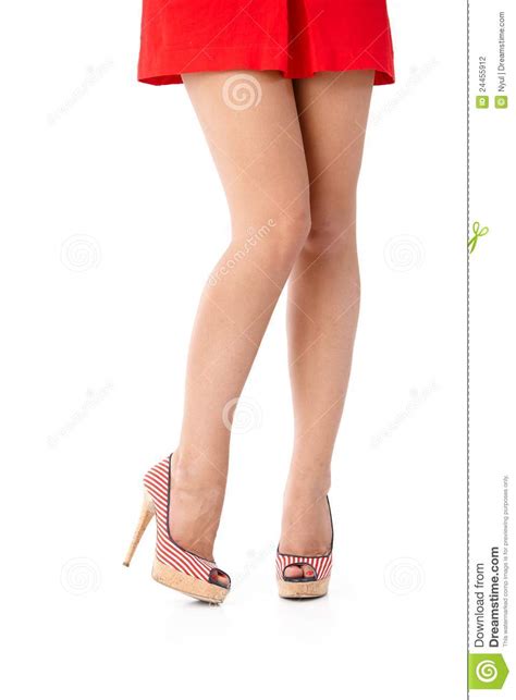 pattes sexy dans la mini jupe et de hauts talons photo stock image du