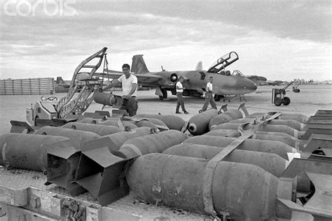 Da Nang 1967 Us Troops Check Weapons Stocks At Da Nang