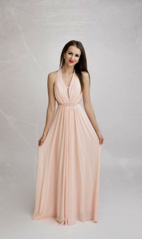 Definizione e significato del color cipria. Vestito lungo rosa cipria