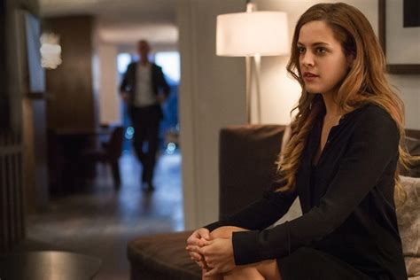 tv review riley keough fascinates in starz s the girlfriend