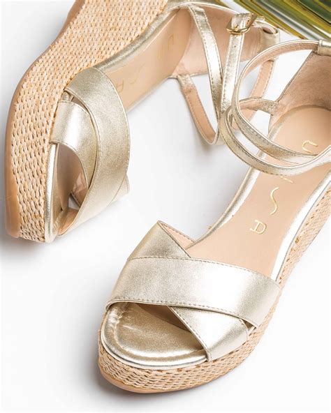 nudekleurige sleehakken met gouden details nude sandalen met sleehak  xxx hot girl
