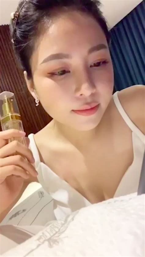 hotgirl trâm anh thản nhiên livestream giữa tâm bão dù bị hỏi thăm