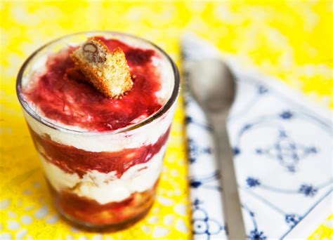 summer dessert rhubarb trifle modern wifestyle