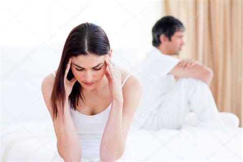 triste pareja discutiendo sentado en la cama — foto de