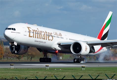 boeing  er emirates aviation photo  airlinersnet