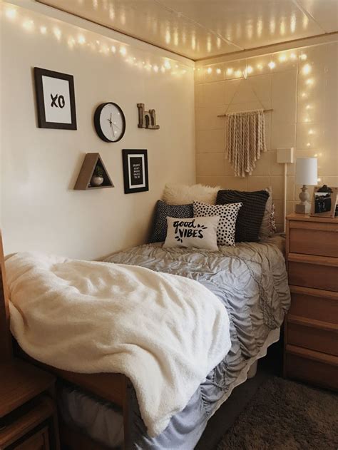 Pin By Allison Koester On Cutie Rooms College Apartment Decor Dorm