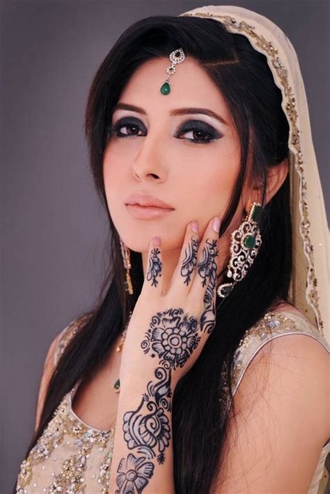 pakistani girls models mehndi trend  young girls