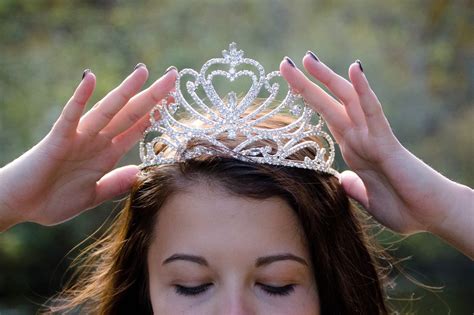 tiara  diadem    difference jewelry guide