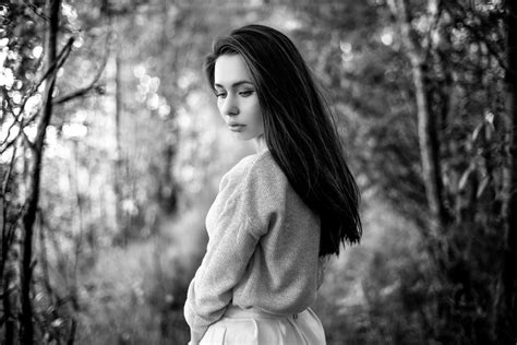 壁纸 阳光 森林 白色 黑色 户外户外 妇女 模型 长发 弹簧 女孩 美丽 女人 黑与白 单色摄影 肖像摄影