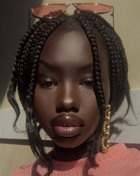 黒檀のアフリカのセクシーな女の子がアップスカート Whitteronline