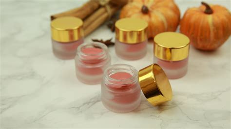 this diy pumpkin spice lip balm is our new fall beauty fave hellogiggles