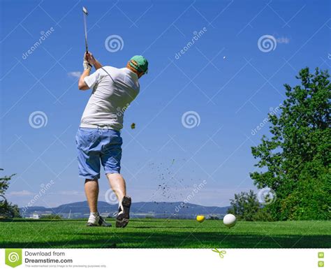 golfspeler het spelen op golfcursus stock afbeelding image  vaarweg spel
