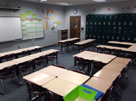 desks   small classroom    put  desks   shape  horseshoes