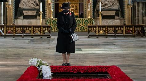 queen wears face mask as she marks unknown warrior centenary bbc news