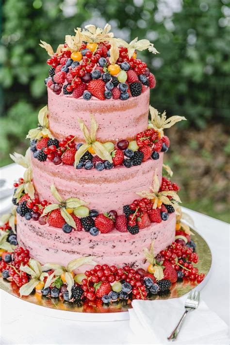 hochzeitstorte mit tonnenweise beeren erdbeeren johannisbeeren