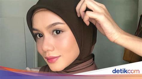 artis malaysia ini diprotes netizen karena terlalu seksi