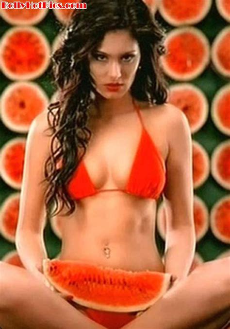 the funtoosh page have funbath huma qureshi unseen photo gallery