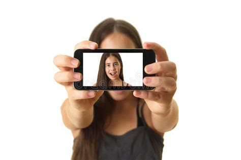 jugendliche die ein selfie nimmt stockfoto bild von becken