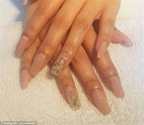 Women Decorate Their Manicures With Cannabis Leaves Daily Mail Online